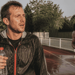 est ce que transpirer fait maigrir coureur transpirant sur piste