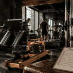 machines de salle de sport avec équipements cardio et musculation
