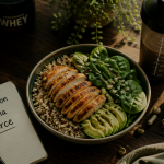 nutrition de la force bowl post-entraînement avec poulet, quinoa et compléments