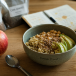 Aliments contenant des fibres : bol transit (quinoa, pois chiches, graines de lin) et pomme