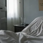 Pourquoi je dors la bouche ouverte : oreiller avec traces de salive sur un lit défait