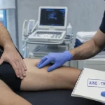 Blessure à l’aine : kiné examine le pli de l’aine