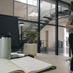 Bouger plus au quotidien : pause active au télétravail près des escaliers