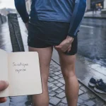 Courir avec une sciatique : arrêt au bord du sentier, signaux d’abandon