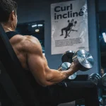 Curl incliné haltères sur banc 45°, coudes fixes