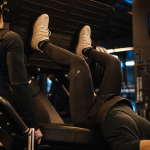 Position pied presse pour fessier : talons en appui, recrutement fessiers