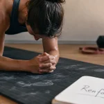Seance de renforcement musculaire sur tapis gainage frontal