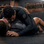 Technique immobilisation grappling : contrôle latéral jiu-jitsu, prise de dos