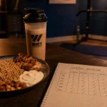 Alimentation prise de masse : surplus maîtrisé, repas protéiné et whey