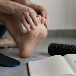 Aponévrosite plantaire traitement : étirement 30 secondes du pied nu