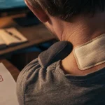 Contracture musculaire qui dure des mois : épaule et nuque au bureau, patch chauffant