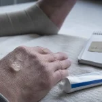 Gel anti inflammatoire sur main, diclofénac ibuprofène acide niflumique