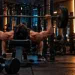 Pectoraux exercice : développé couché avec haltères en salle